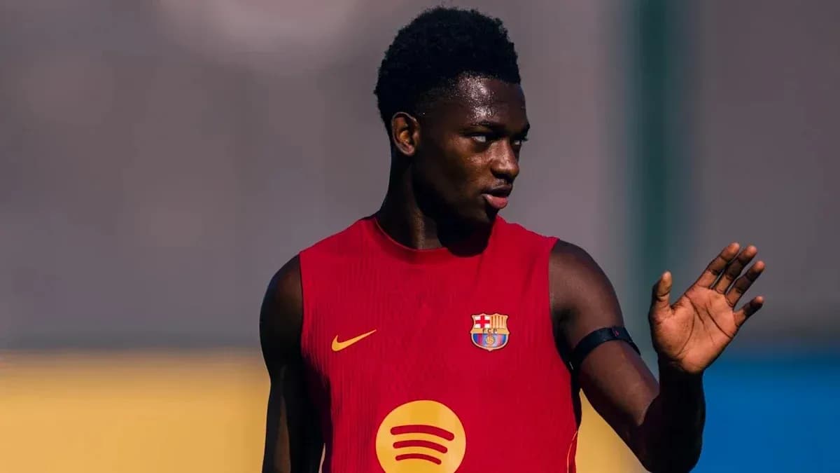 Jugador de FC Barcelona entrenando en el campo Jugador de FC Barcelona entrenando en el campo