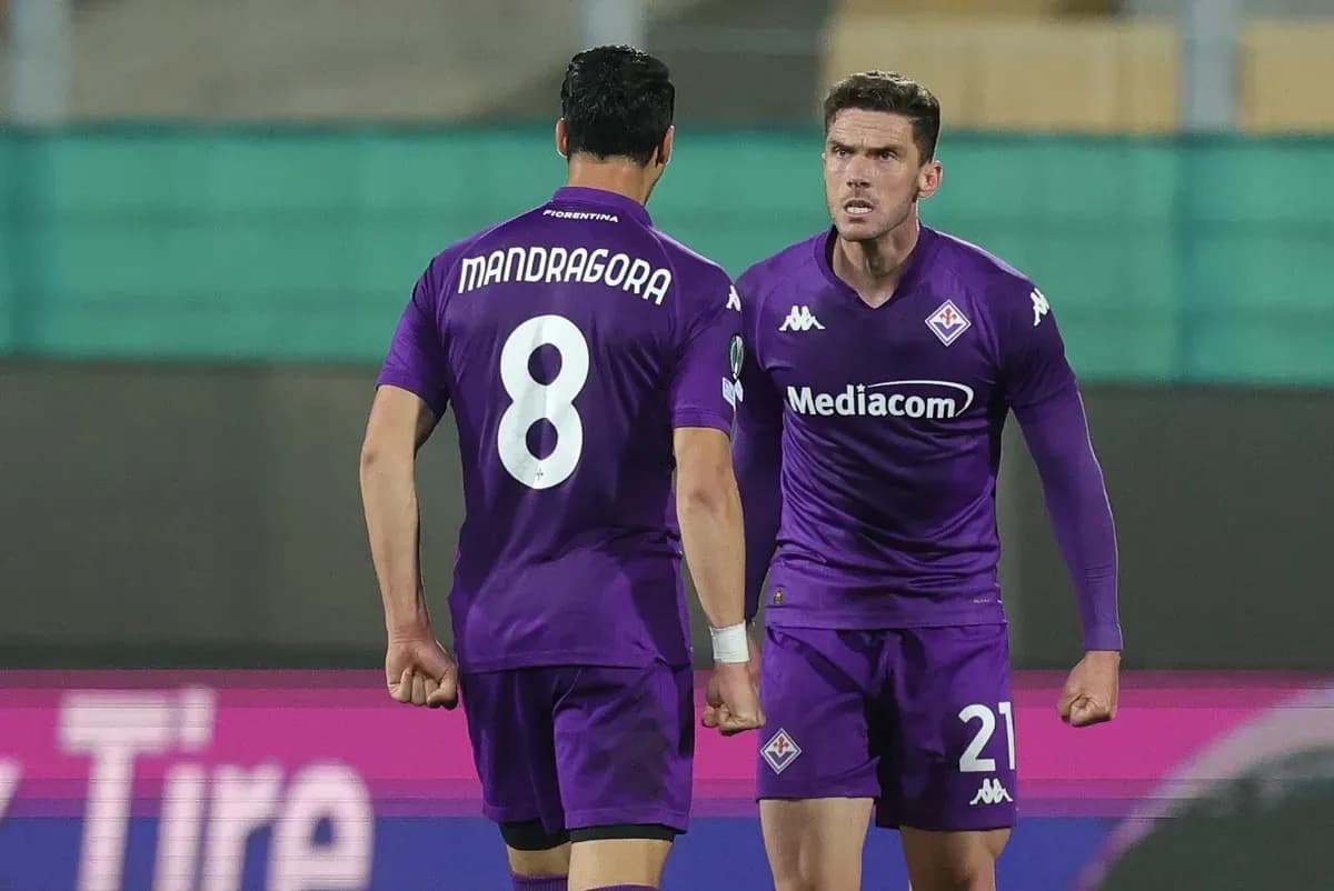 Jugadores de la Fiorentina celebrando un momento en el partido Jugadores de la Fiorentina celebrando un momento en el partido