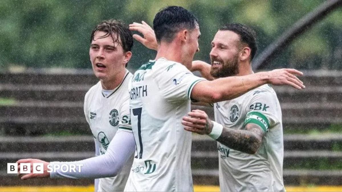 Jugadores de Hibernian celebrando un gol bajo la lluvia Jugadores de Hibernian celebrando un gol bajo la lluvia