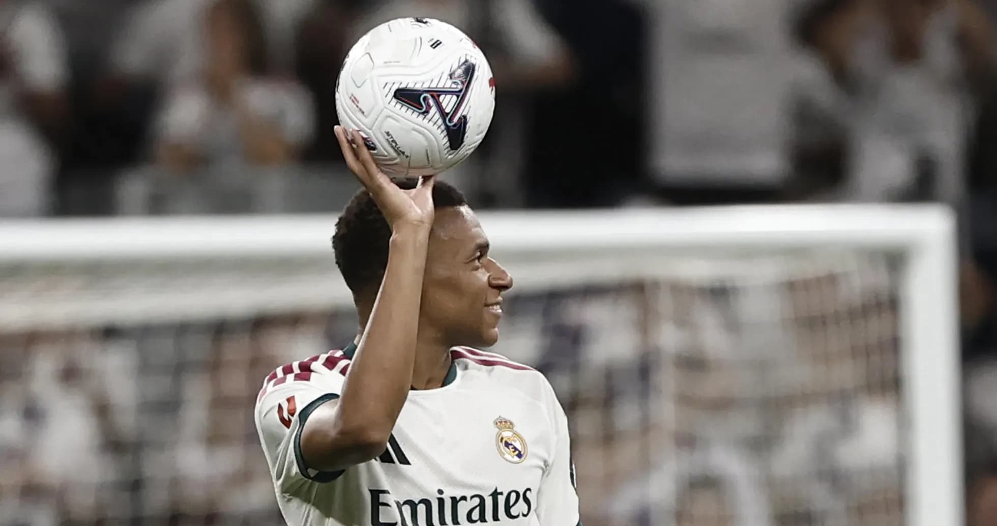 Jugador de Real Madrid lanzando el balón Jugador de Real Madrid lanzando el balón