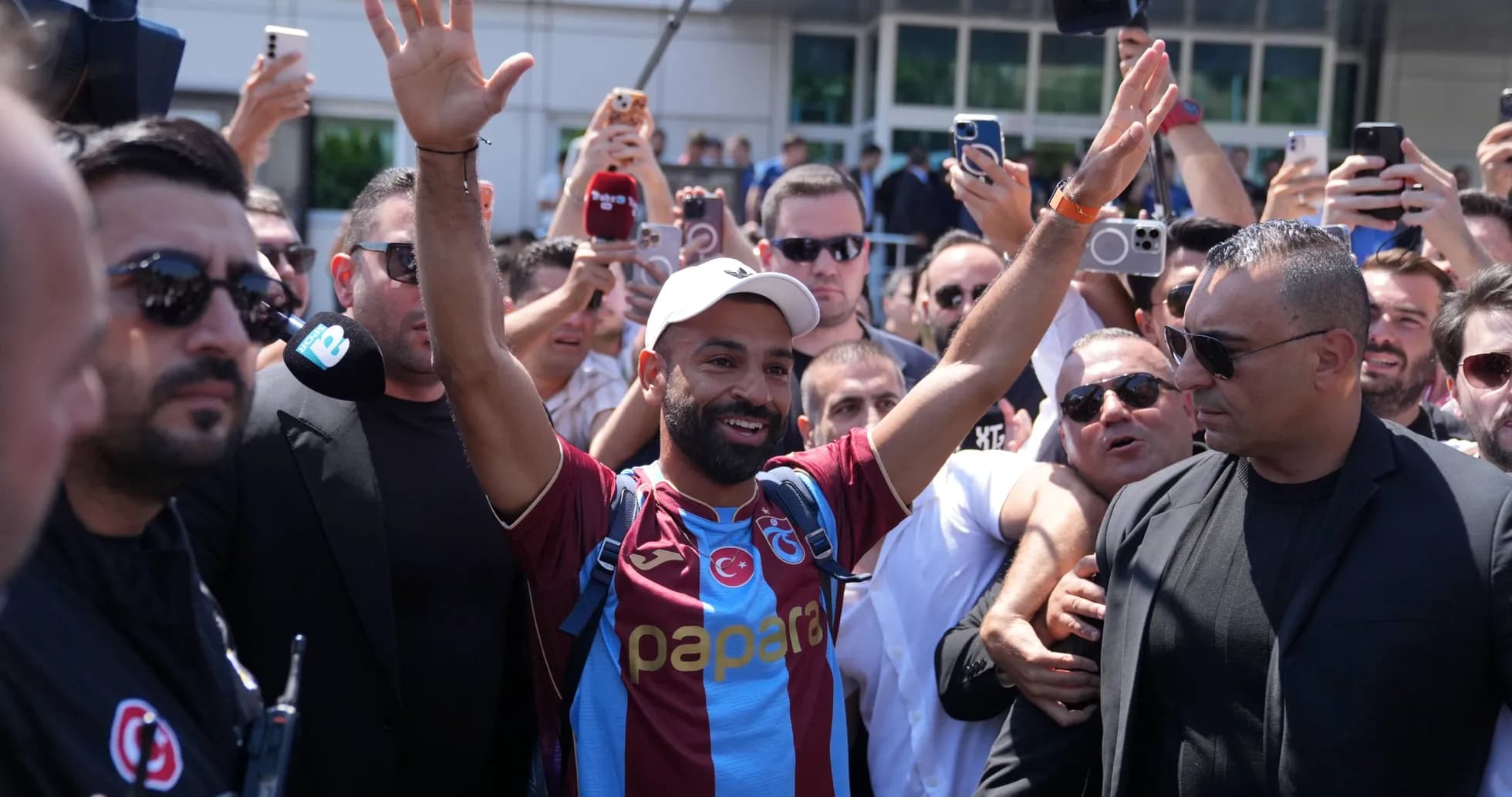 Jugador saludando a la multitud en evento Jugador saludando a la multitud en evento