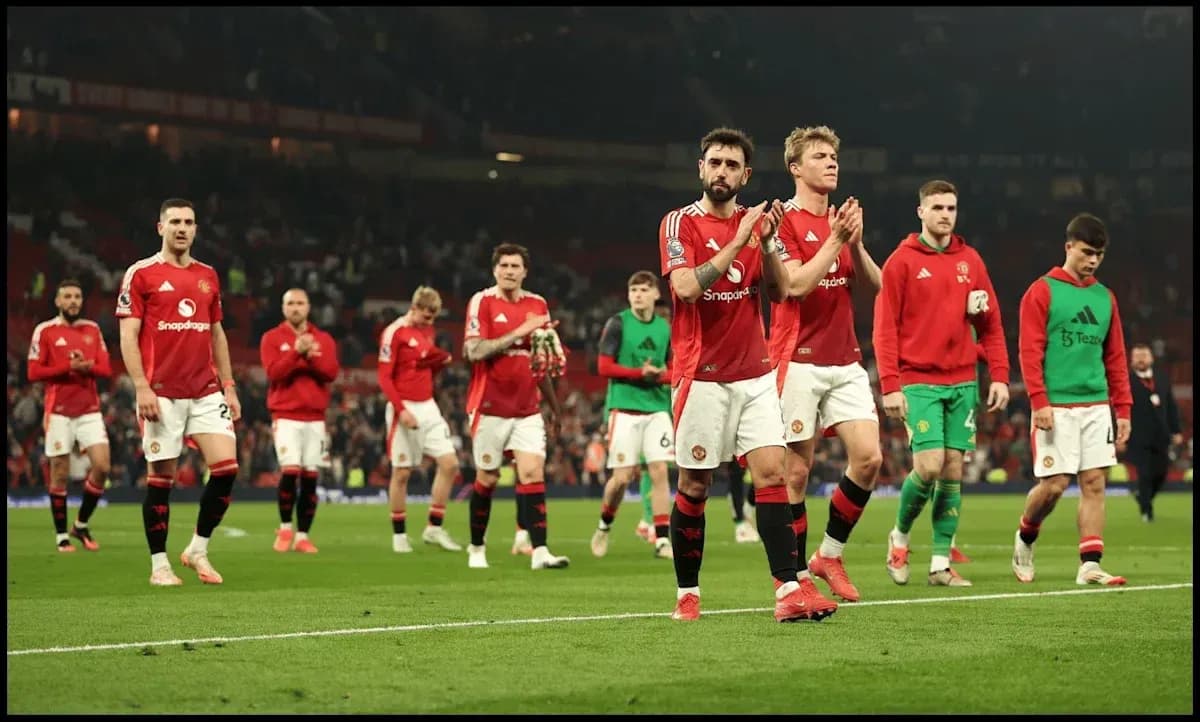 Jugadores del Manchester United aplaudiendo al público Jugadores del Manchester United aplaudiendo al público