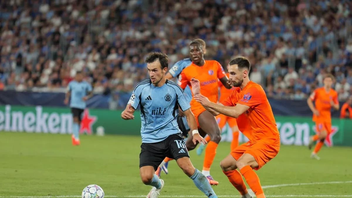 Jugador de Slovan Bratislava driblando ante defensa de Celje Jugador de Slovan Bratislava driblando ante defensa de Celje