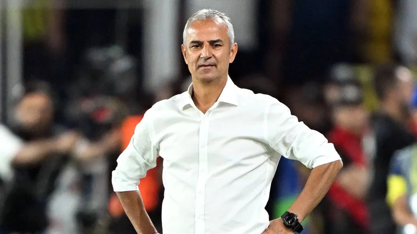 Entrenador en el campo durante el partido Entrenador en el campo durante el partido