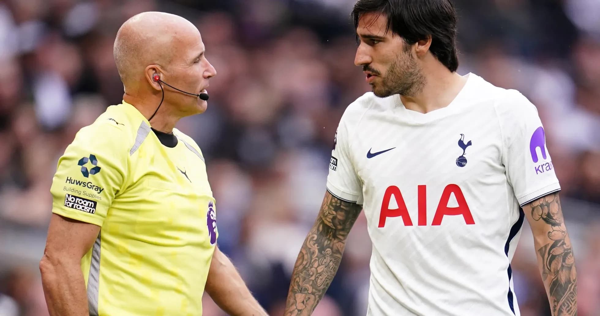 Jugador de Tottenham hablando con el árbitro Jugador de Tottenham hablando con el árbitro