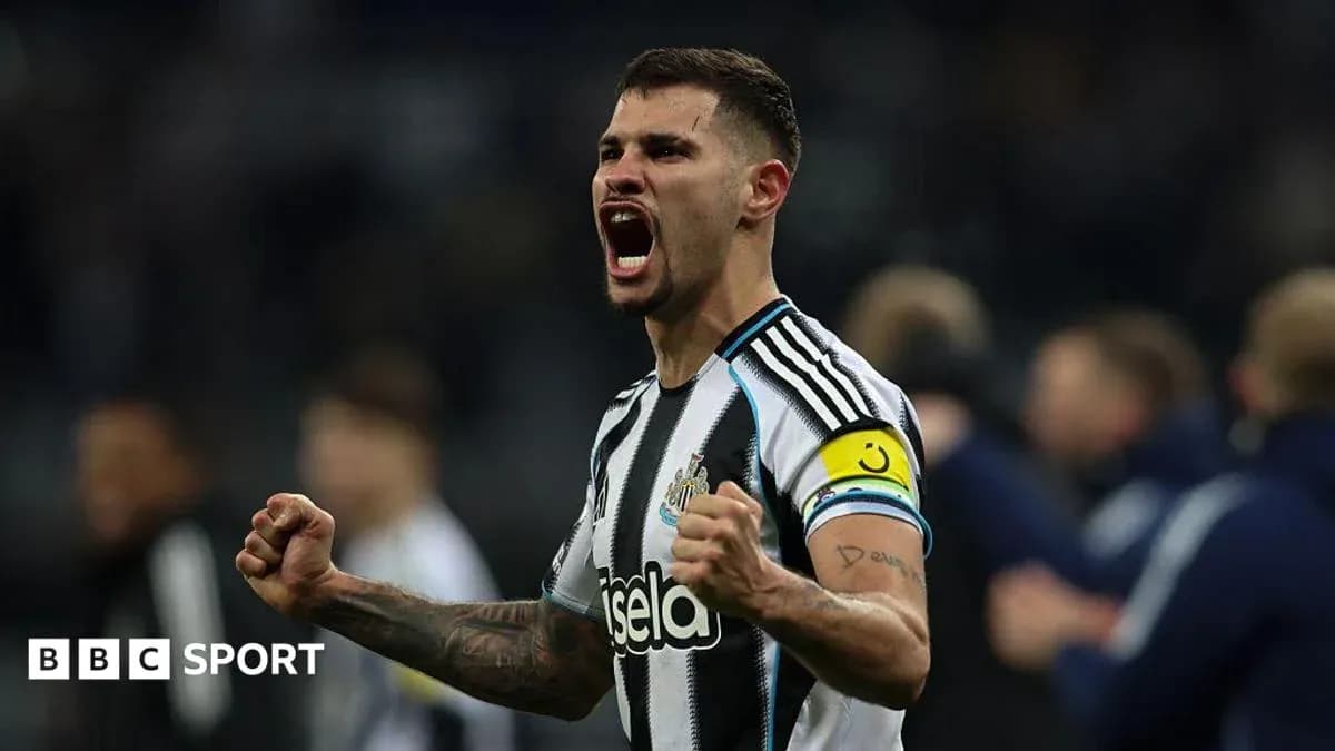Jugador de Newcastle celebrando con los puños en alto Jugador de Newcastle celebrando con los puños en alto