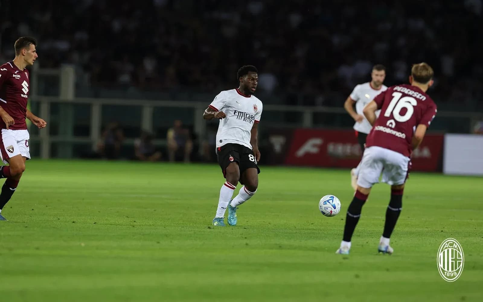 Jugadores de Torino y AC Milan en acción Jugadores de Torino y AC Milan en acción
