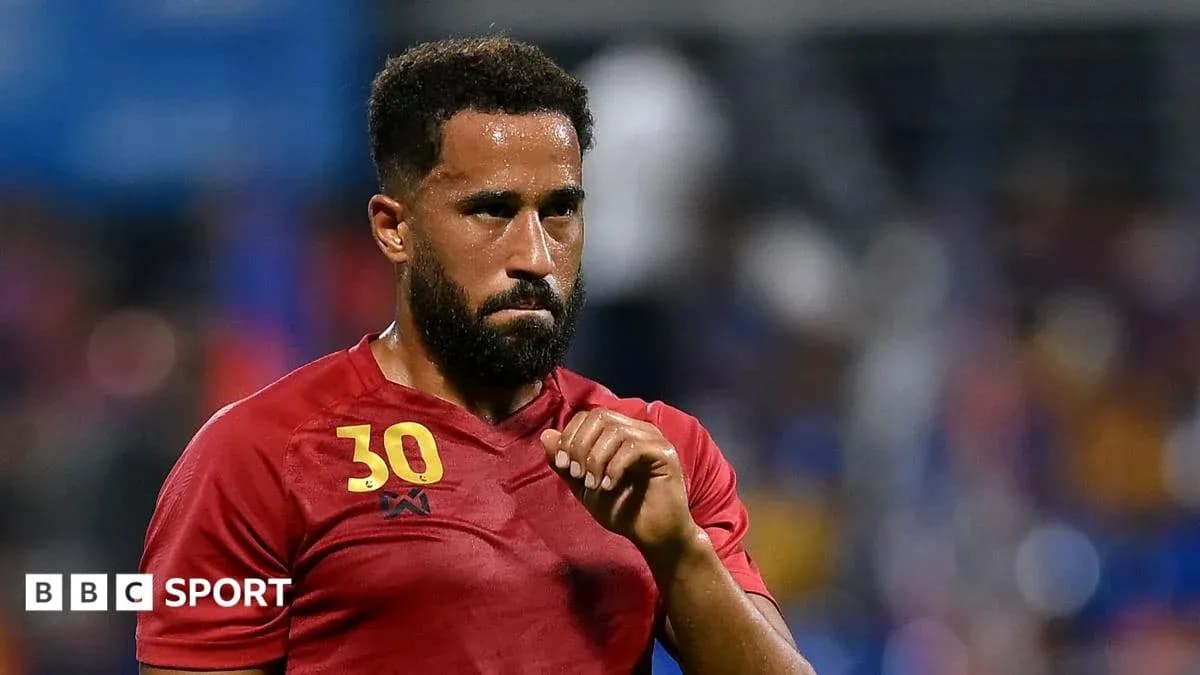 Jugador con camiseta roja durante un partido Jugador con camiseta roja durante un partido