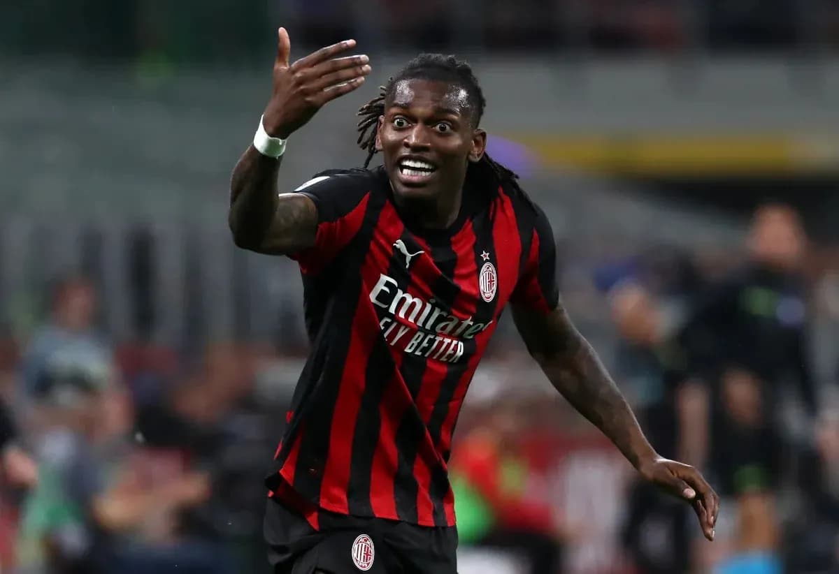 Jugador de AC Milan gesticulando durante el partido Jugador de AC Milan gesticulando durante el partido