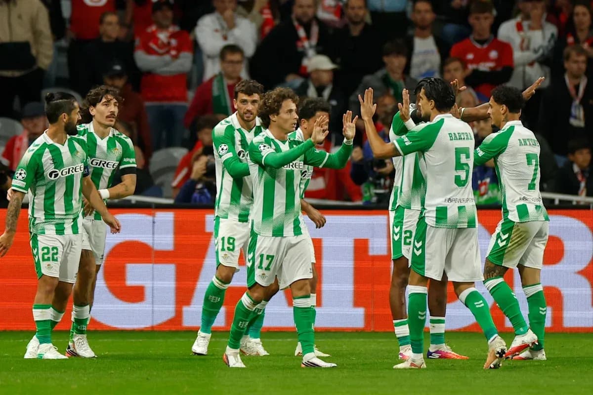 Jugadores de Real Betis celebrando un gol juntos Jugadores de Real Betis celebrando un gol juntos