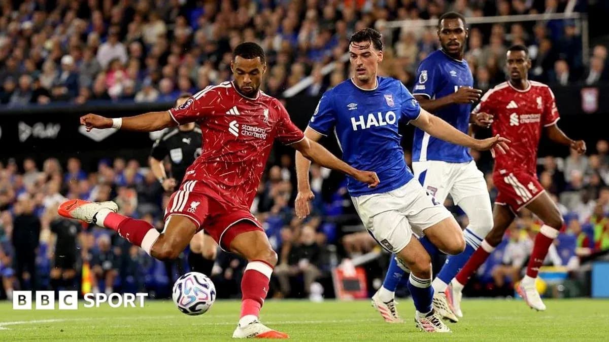 Jugador de Liverpool despejando el balón contra Ipswich Jugador de Liverpool despejando el balón contra Ipswich