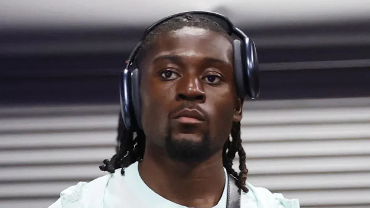 Jugador con auriculares en un entorno urbano Jugador con auriculares en un entorno urbano