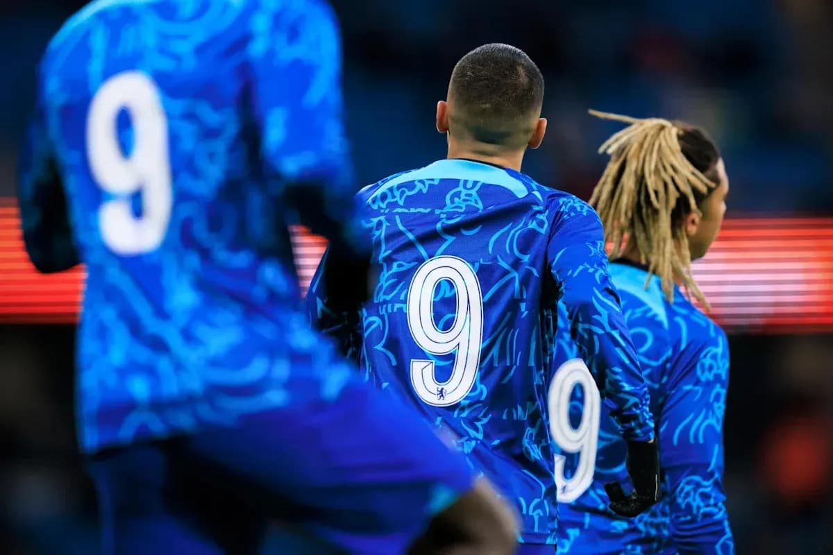Jugadores con camisetas azules y número 9 Jugadores con camisetas azules y número 9