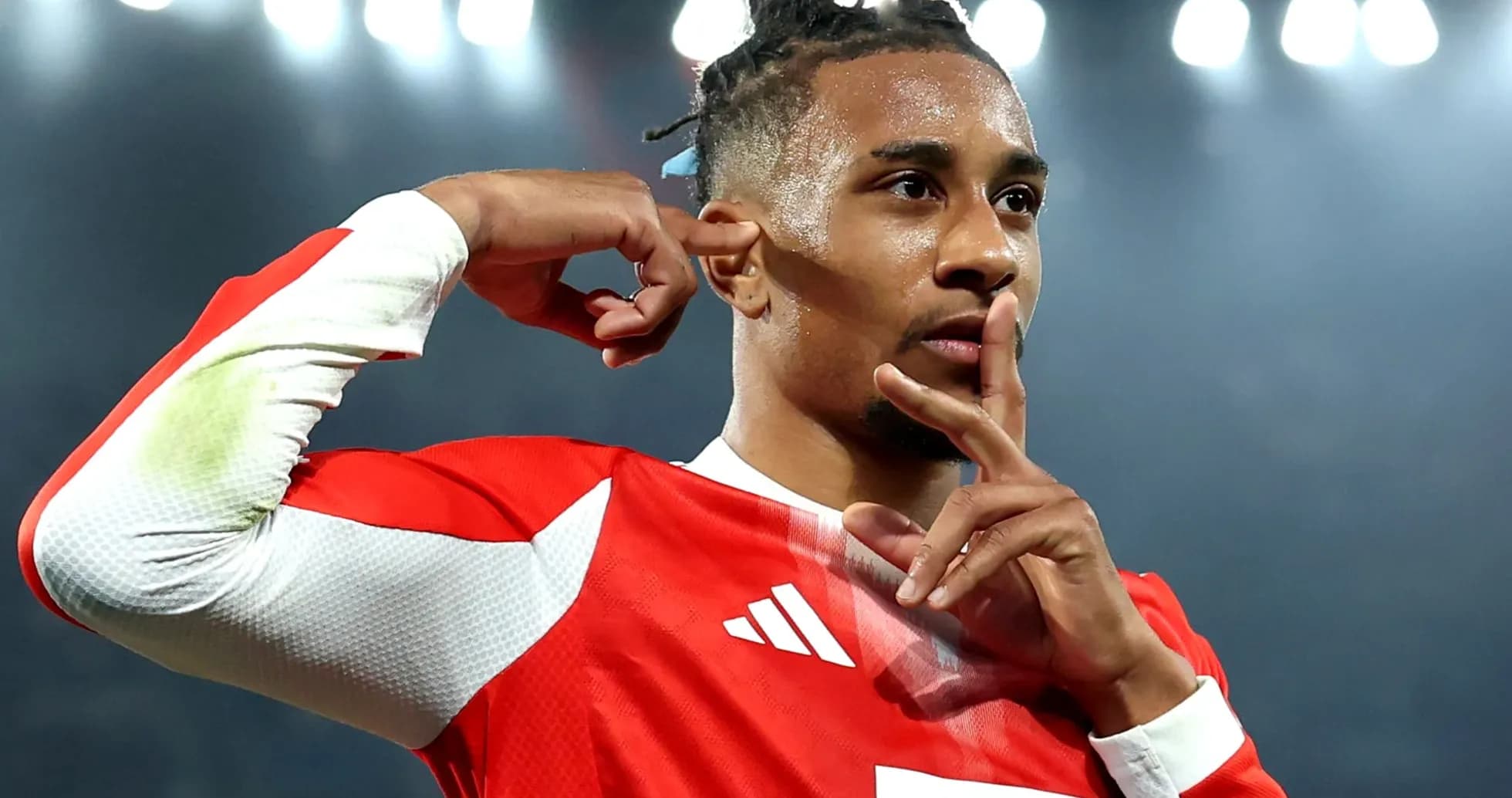Jugador haciendo gesto de silencio tras un gol Jugador haciendo gesto de silencio tras un gol