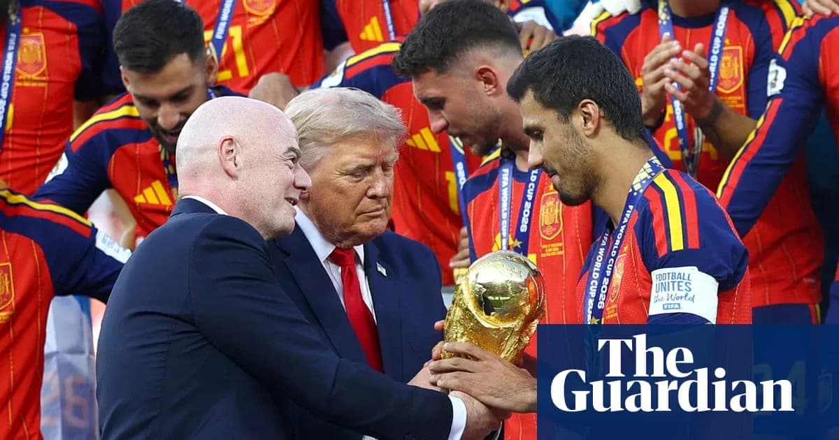 Entrega del trofeo de la Copa del Mundo a España Entrega del trofeo de la Copa del Mundo a España