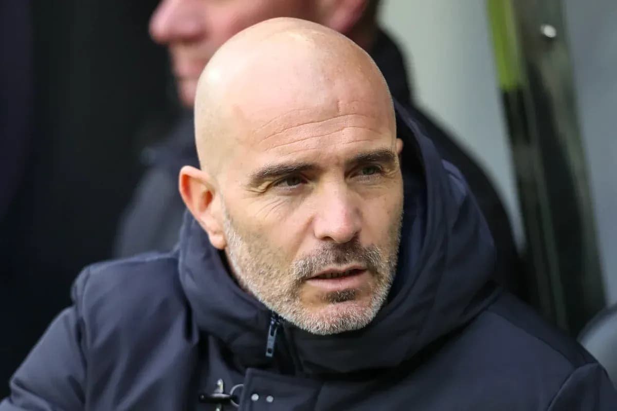 Entrenador en el banquillo durante el partido Entrenador en el banquillo durante el partido