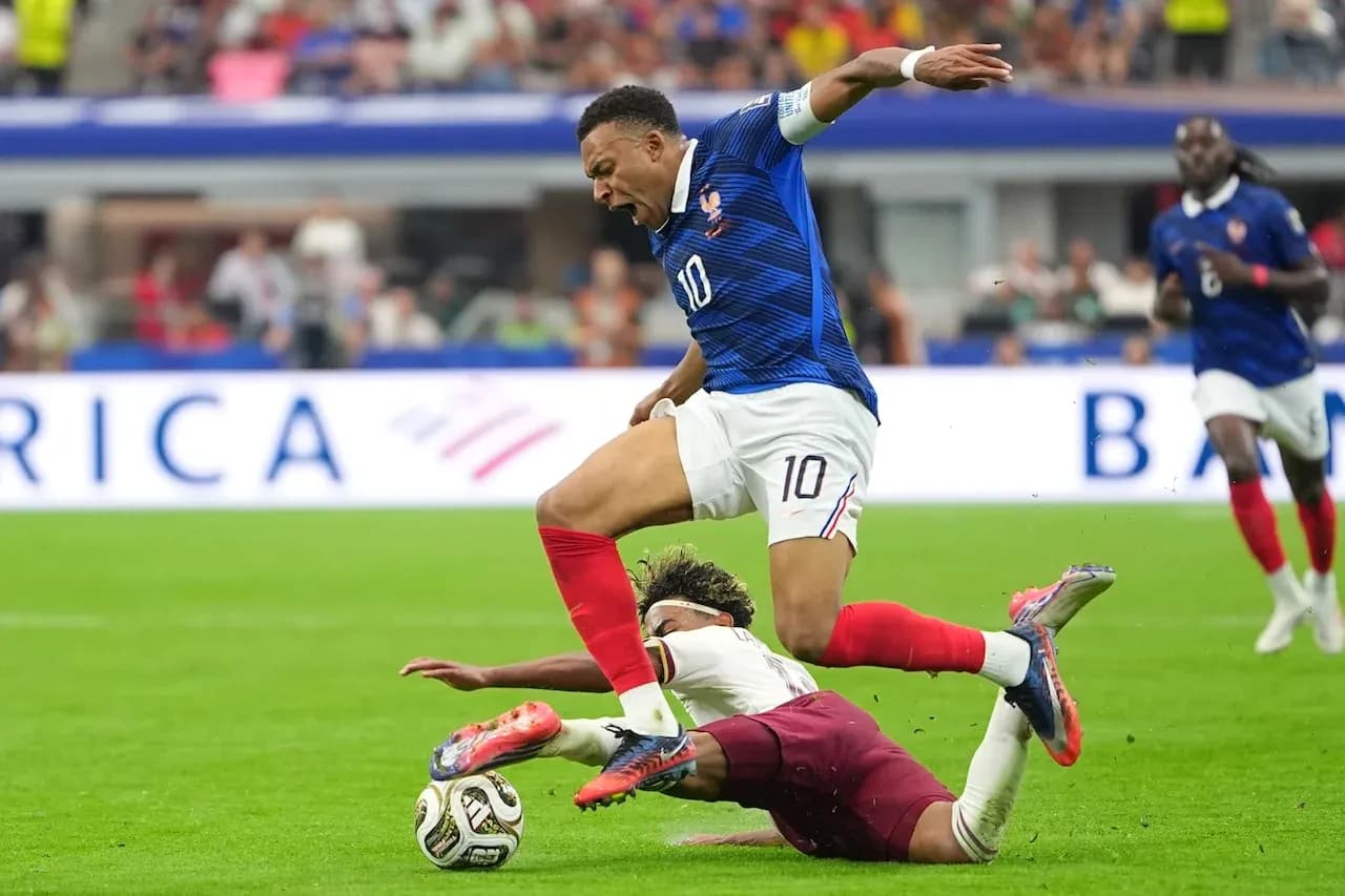 Kylian Mbappé durante un partido contra Inglaterra Kylian Mbappé durante un partido contra Inglaterra