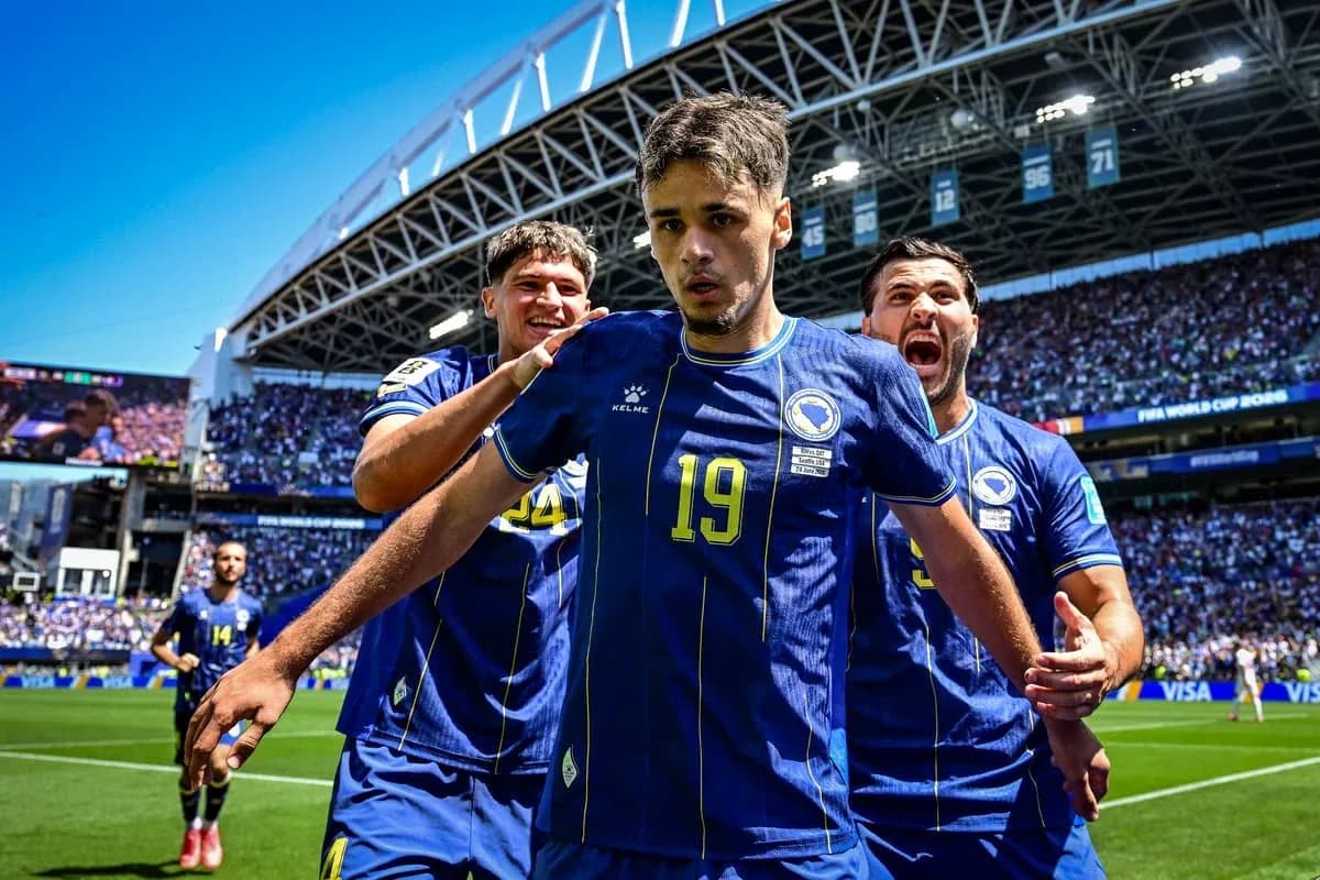 Jugadores de Bosnia celebrando un gol en el Mundial Jugadores de Bosnia celebrando un gol en el Mundial
