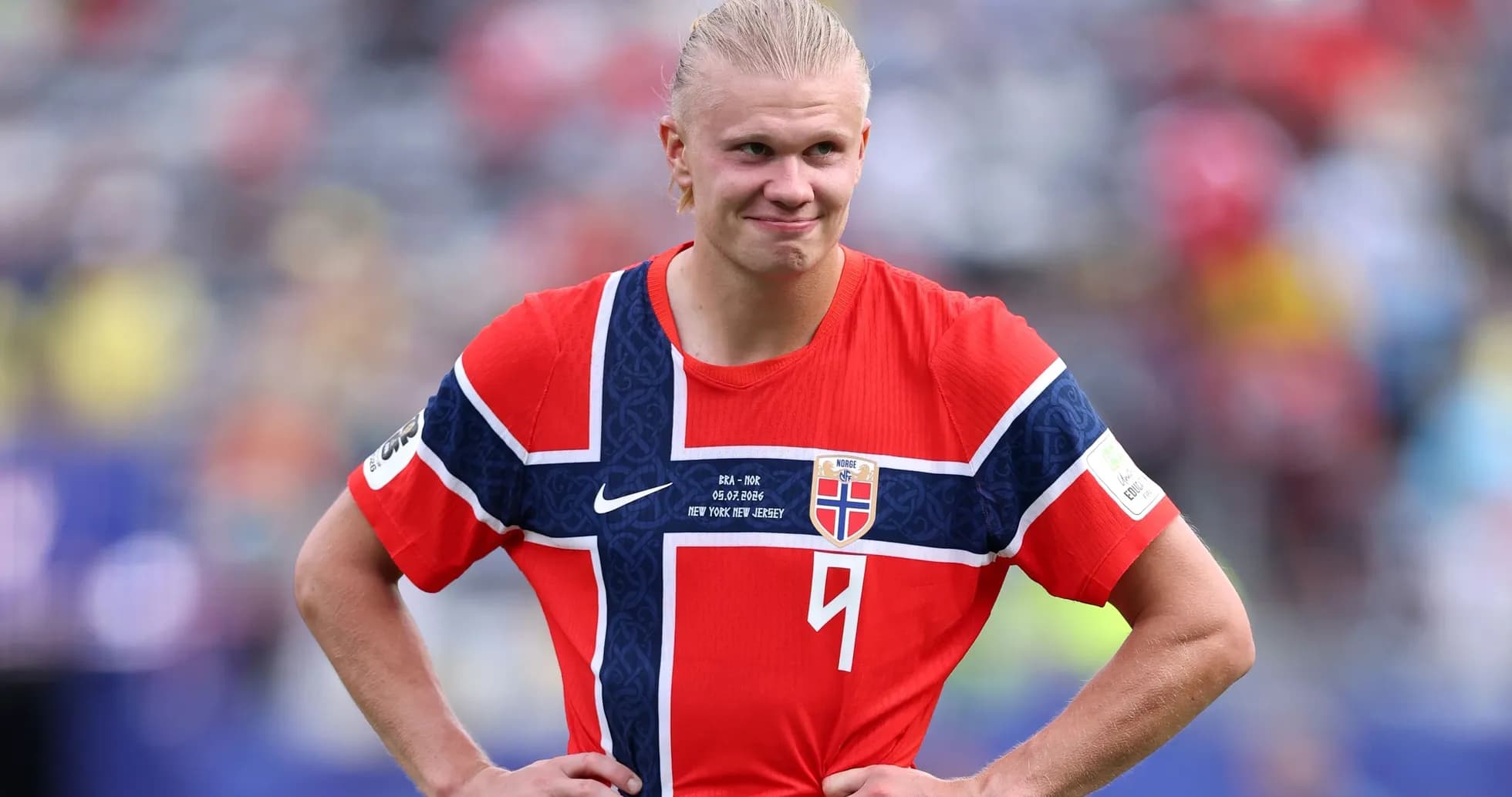 Jugador de Noruega con camiseta roja en el campo Jugador de Noruega con camiseta roja en el campo