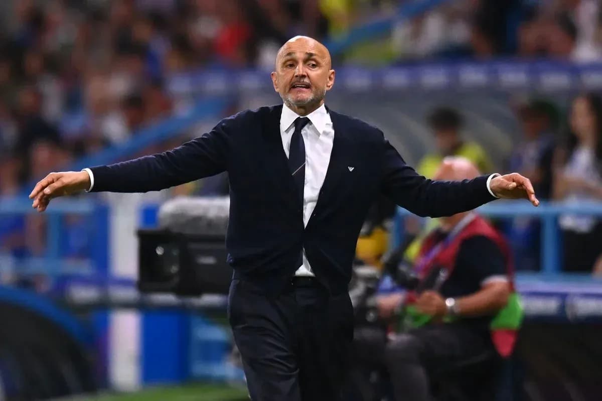 Entrenador gesticulando durante un partido de fútbol Entrenador gesticulando durante un partido de fútbol