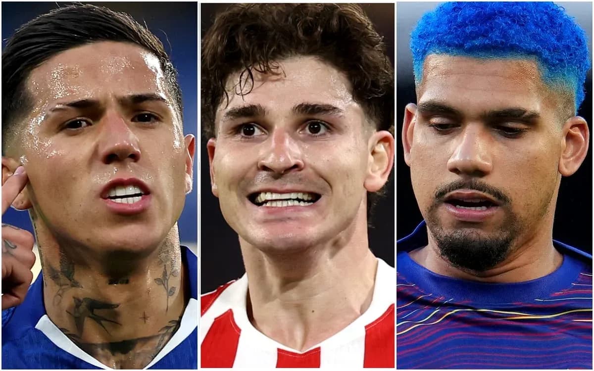 Tres jugadores de fútbol en retratos individuales Tres jugadores de fútbol en retratos individuales