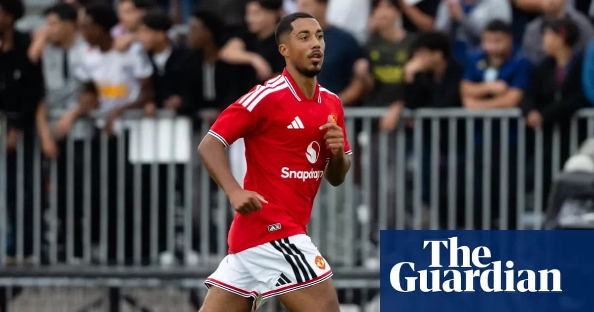 Jugador de Manchester United corriendo en el campo Jugador de Manchester United corriendo en el campo