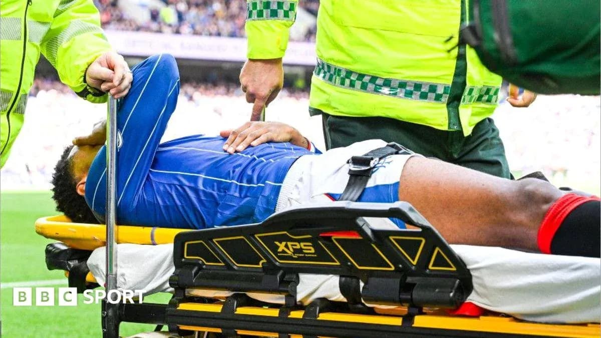 Jugador siendo atendido en camilla por personal médico Jugador siendo atendido en camilla por personal médico