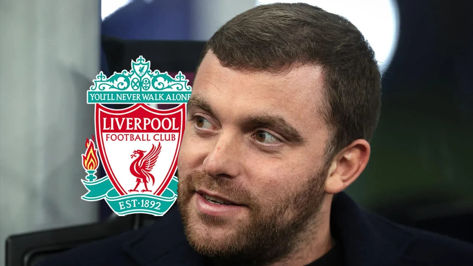 Hombre con logo del Liverpool de fondo Hombre con logo del Liverpool de fondo