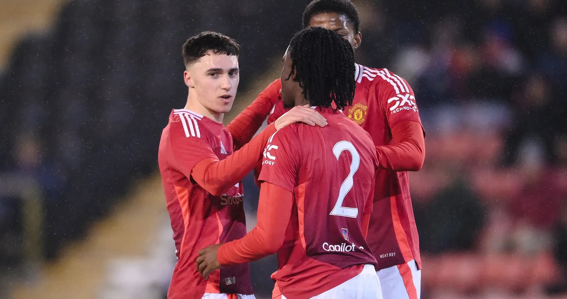 Jugadores de Manchester United celebrando un gol Jugadores de Manchester United celebrando un gol