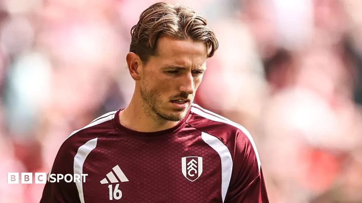 Jugador de Fulham con camiseta marrón en el campo Jugador de Fulham con camiseta marrón en el campo