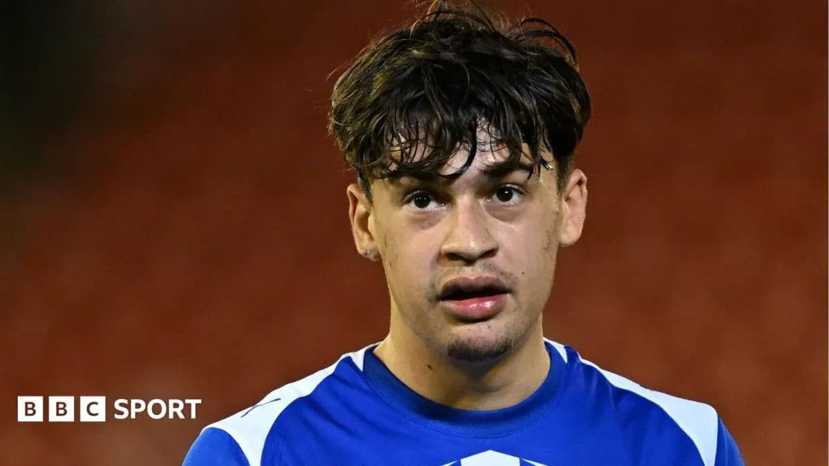 Jugador con camiseta azul en el campo de fútbol Jugador con camiseta azul en el campo de fútbol