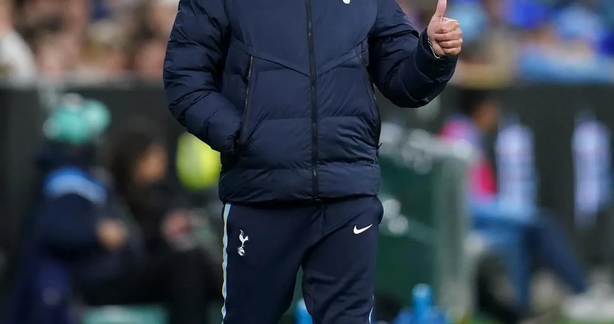 Entrenador de Tottenham caminando en la banda Entrenador de Tottenham caminando en la banda