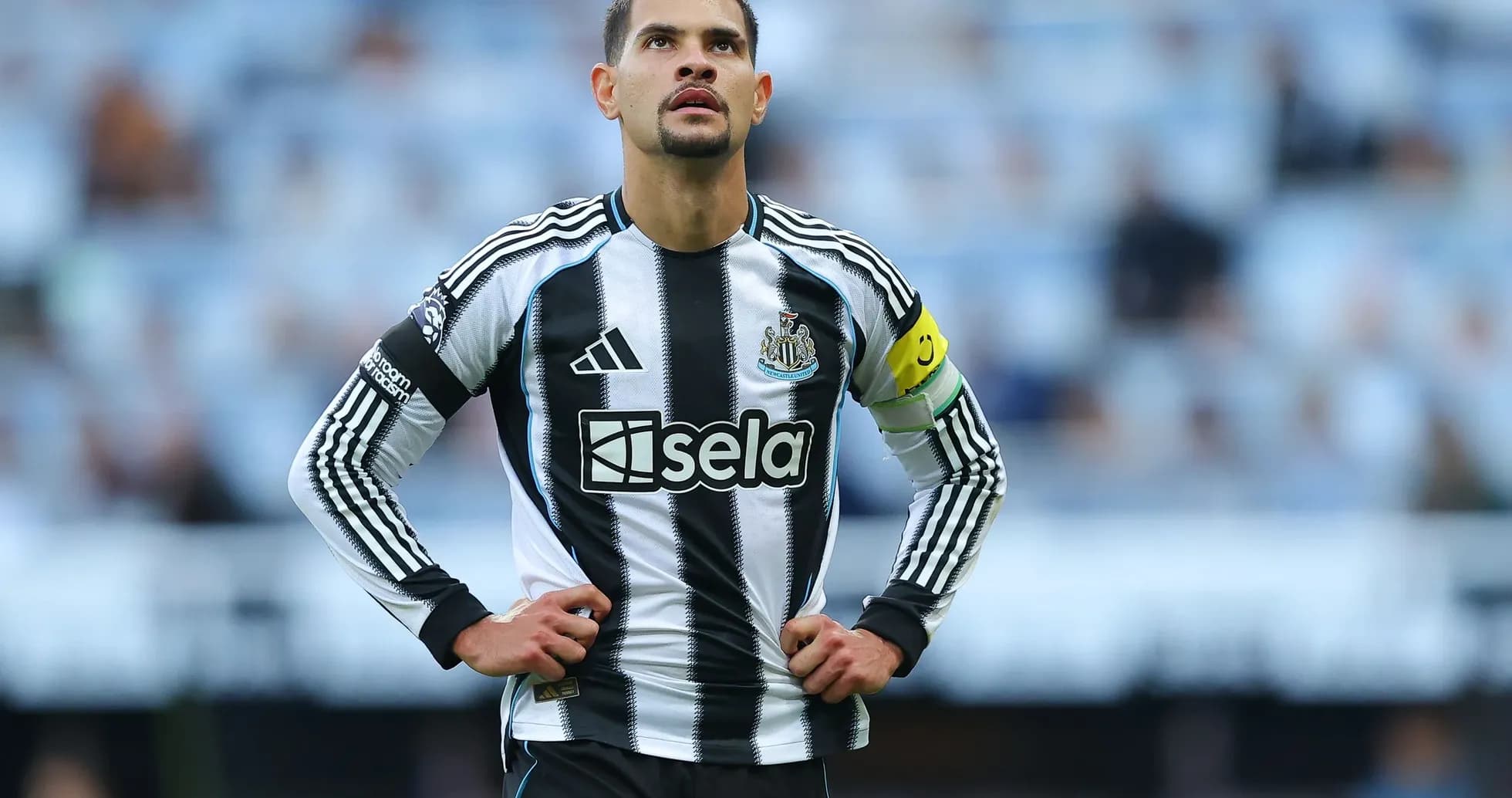 Jugador de Newcastle con cinta de capitán en el campo Jugador de Newcastle con cinta de capitán en el campo