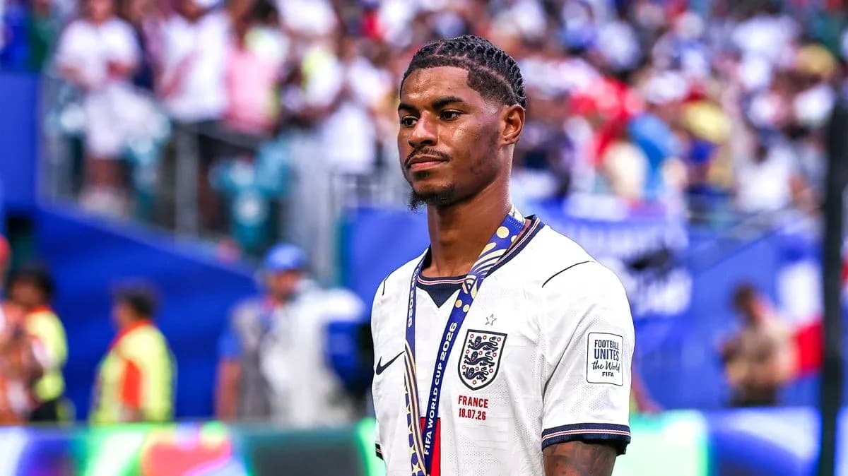 Jugador de Inglaterra con medalla en el podio Jugador de Inglaterra con medalla en el podio