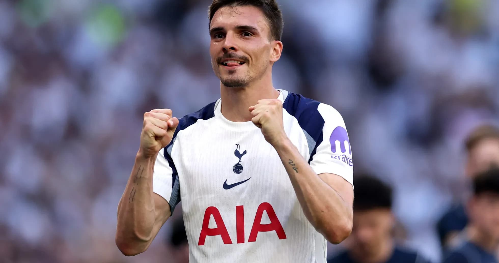Jugador de Tottenham celebrando un gol Jugador de Tottenham celebrando un gol
