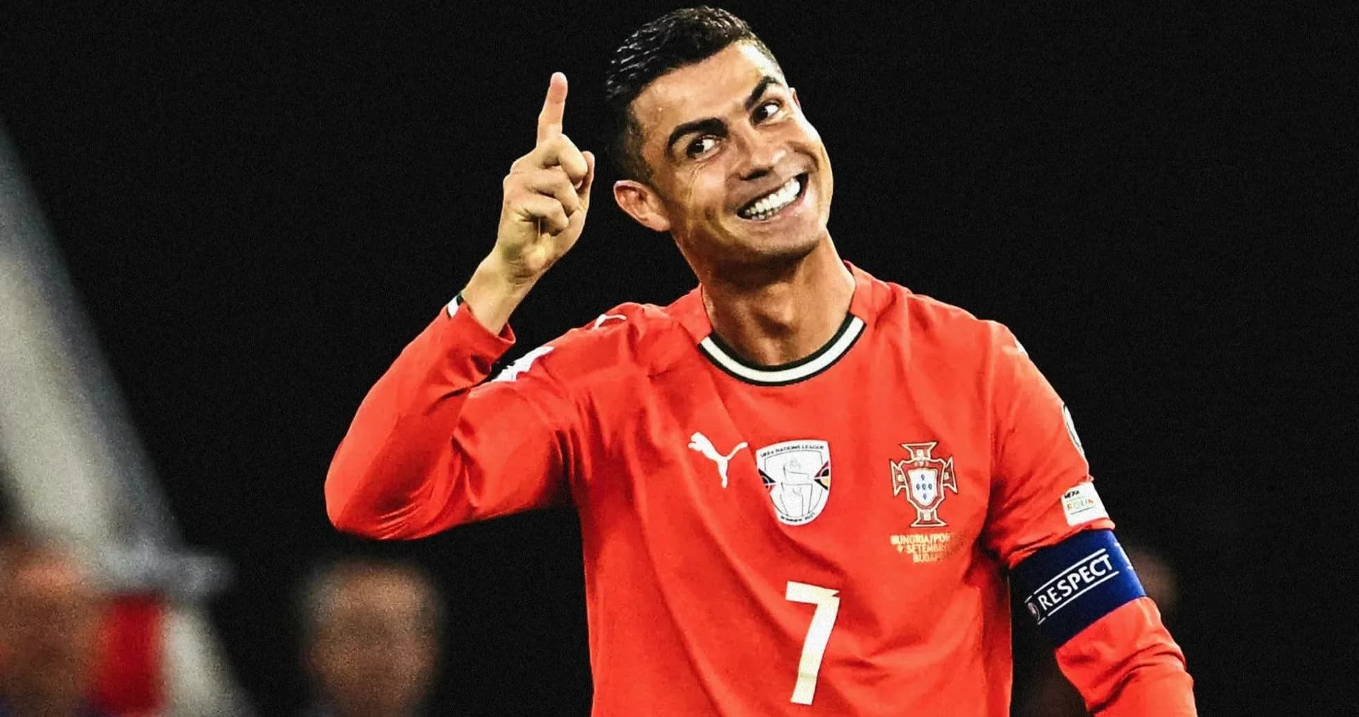 Cristiano Ronaldo celebrando con su dedo levantado Cristiano Ronaldo celebrando con su dedo levantado