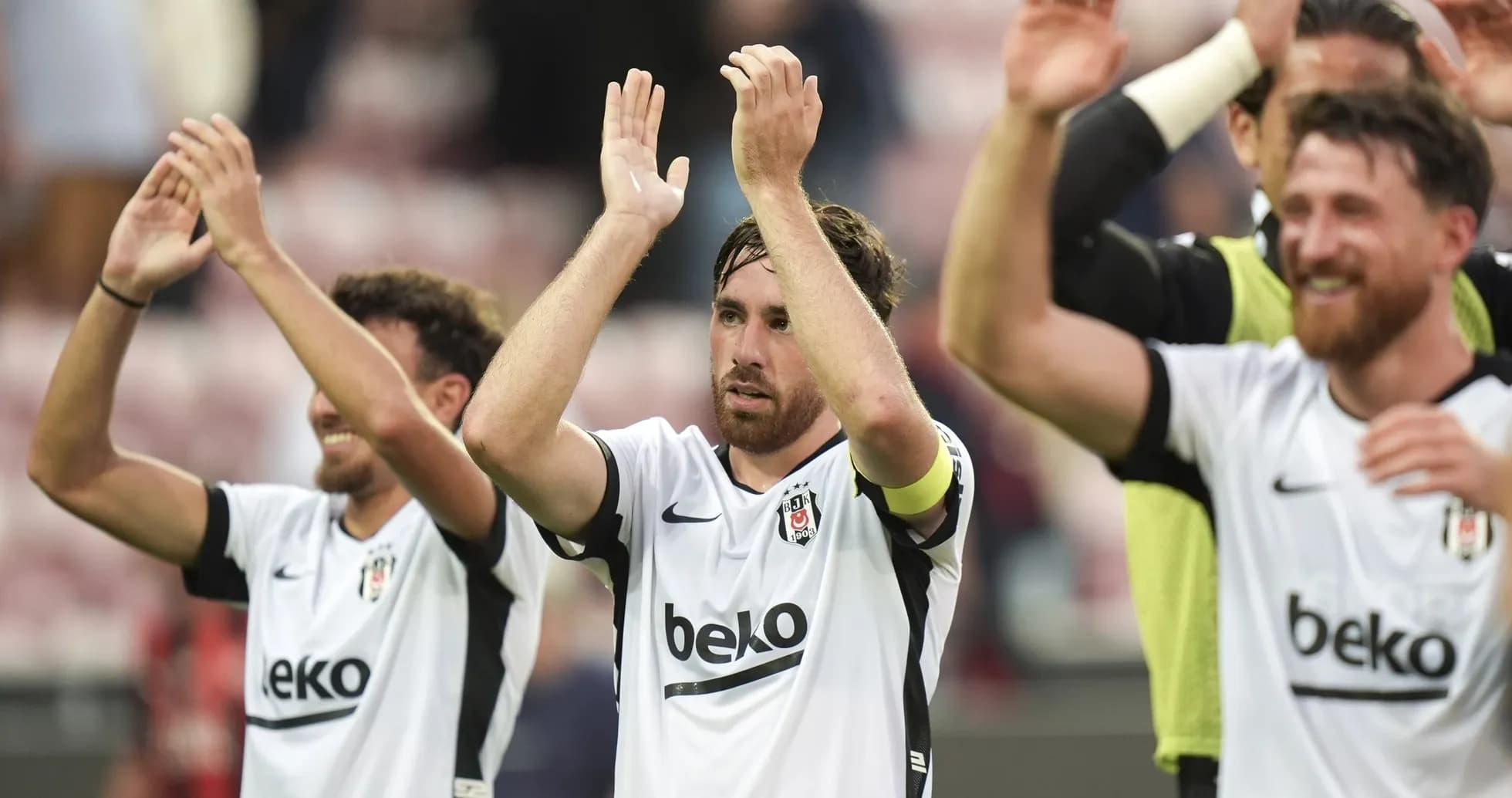Jugadores de Beşiktaş aplaudiendo tras el partido Jugadores de Beşiktaş aplaudiendo tras el partido