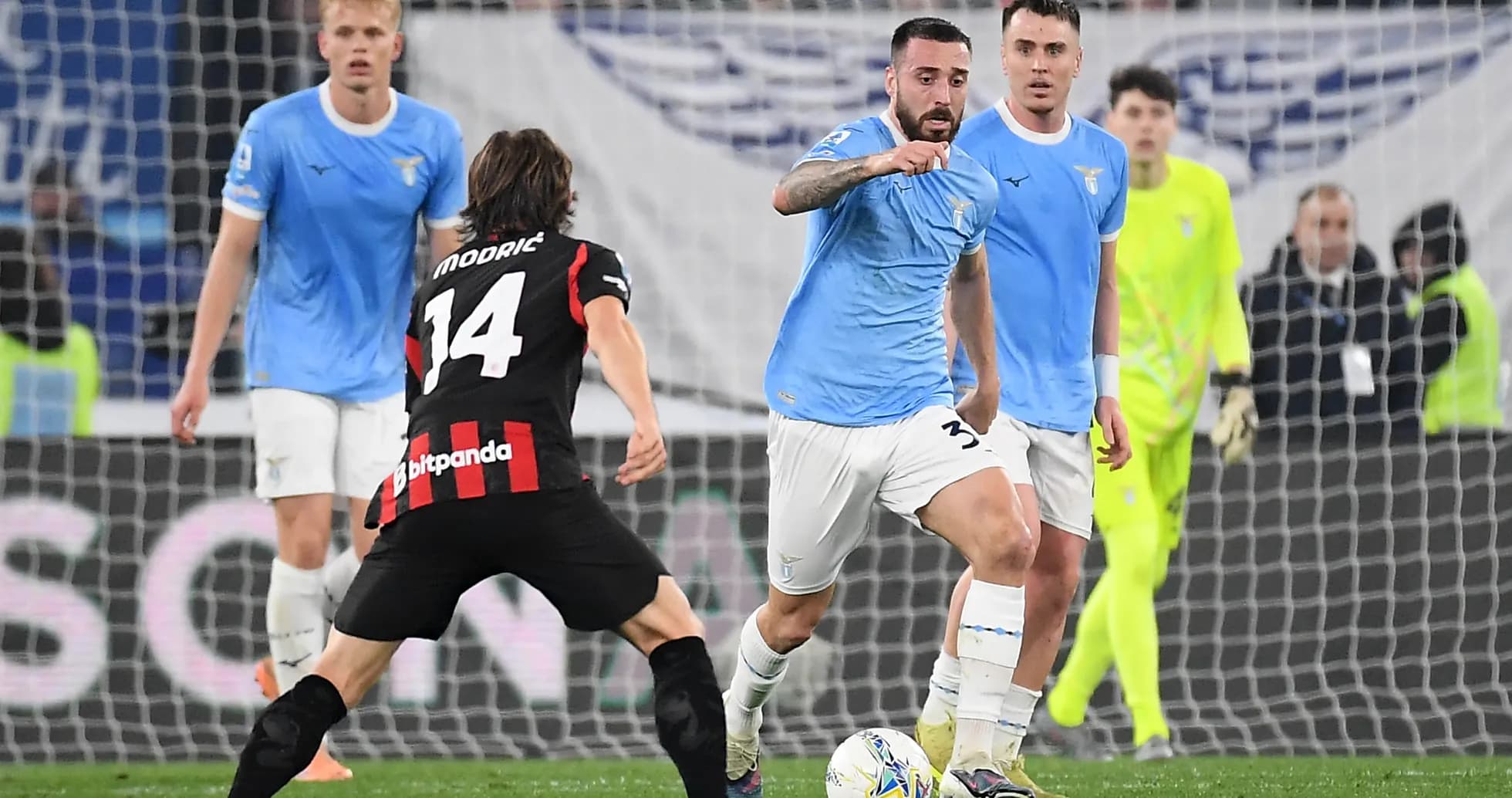 Lazio atacando contra AC Milan en Serie A Lazio atacando contra AC Milan en Serie A