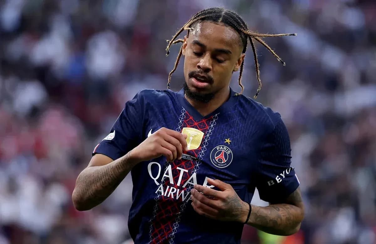 Jugador de PSG mostrando medalla tras partido Jugador de PSG mostrando medalla tras partido