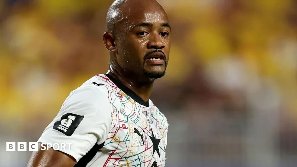 Jugador de Ghana en partido con camiseta blanca Jugador de Ghana en partido con camiseta blanca