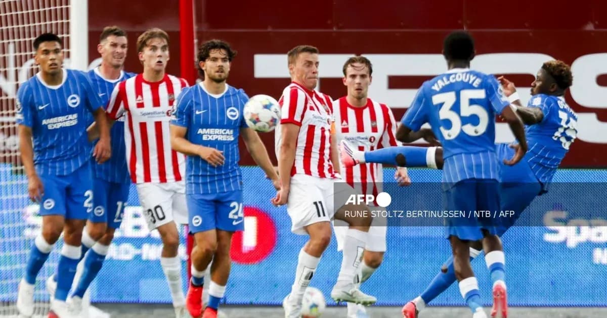 Jugadores de Brighton y Brentford en acción durante el partido Jugadores de Brighton y Brentford en acción durante el partido