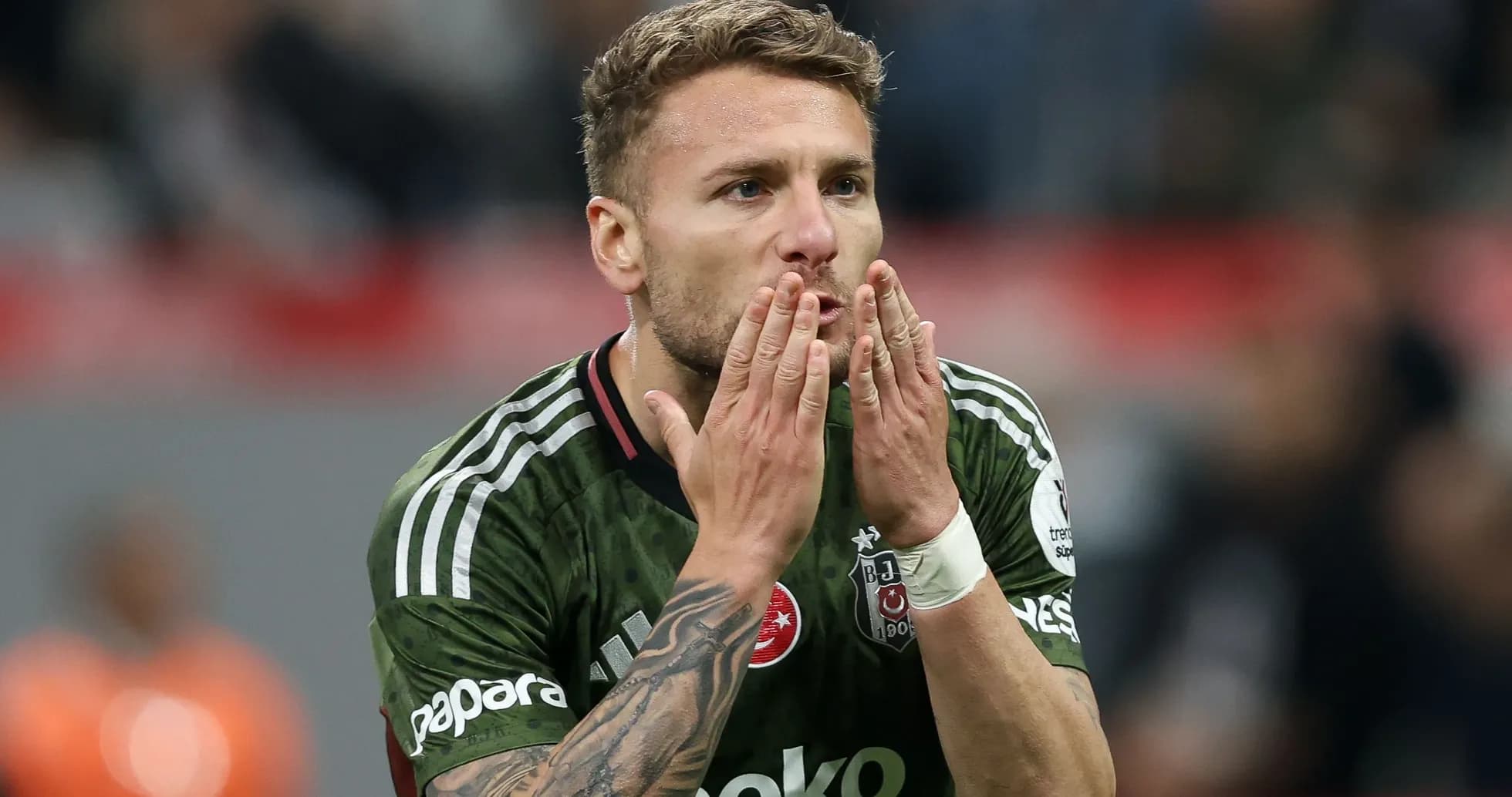 Jugador de Beşiktaş saludando a la afición Jugador de Beşiktaş saludando a la afición