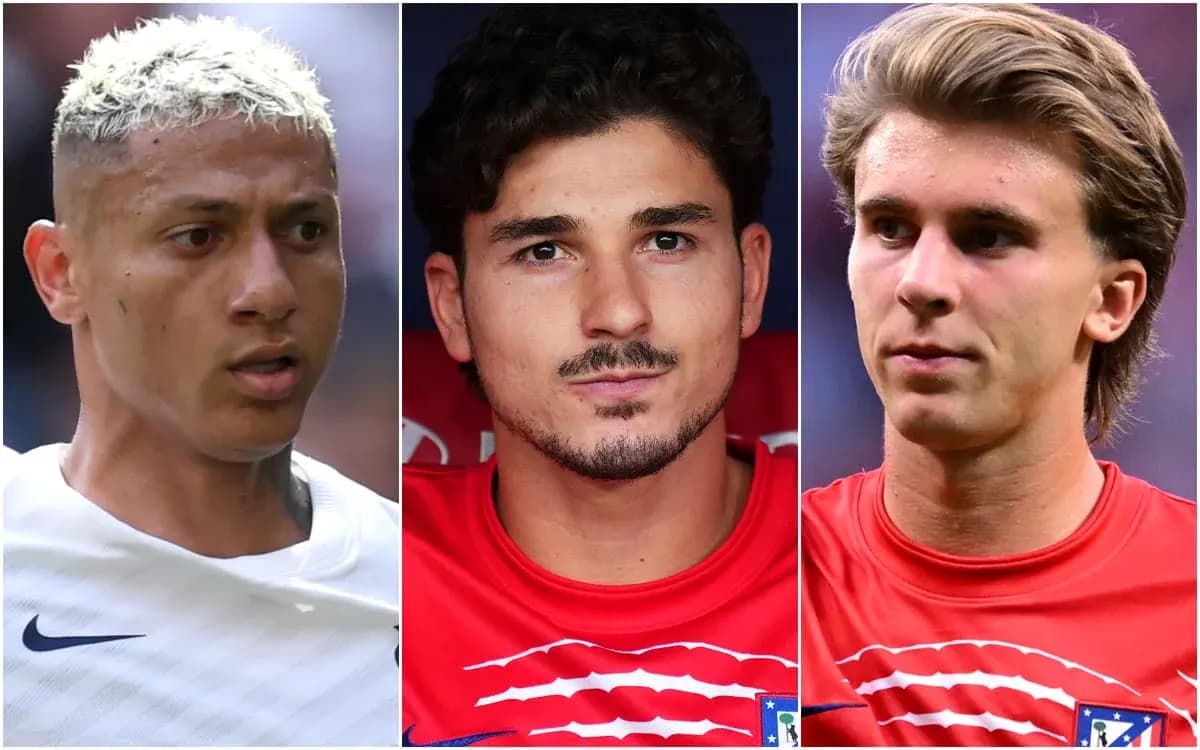 Tres jugadores de fútbol en diferentes momentos Tres jugadores de fútbol en diferentes momentos