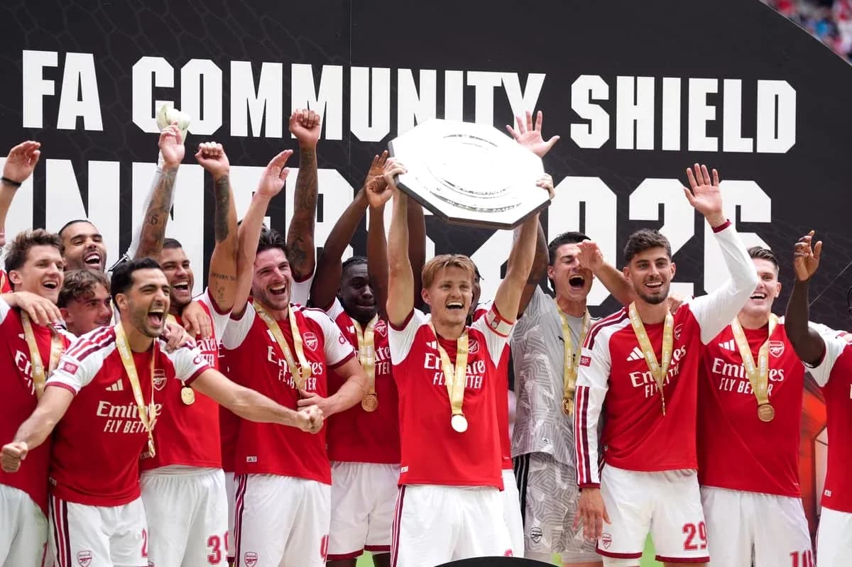 Jugadores del Arsenal celebrando la victoria con trofeo Jugadores del Arsenal celebrando la victoria con trofeo