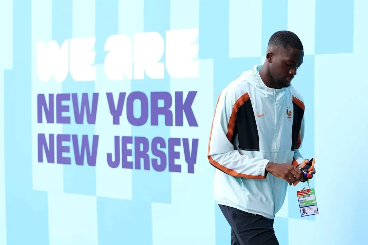 Jugador caminando junto a mural de New York y New Jersey Jugador caminando junto a mural de New York y New Jersey