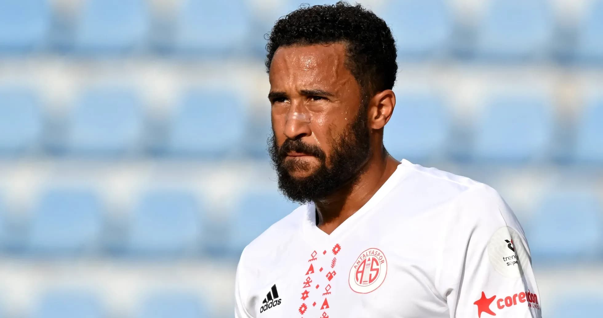 Jugador de Antalyaspor en el campo de juego Jugador de Antalyaspor en el campo de juego