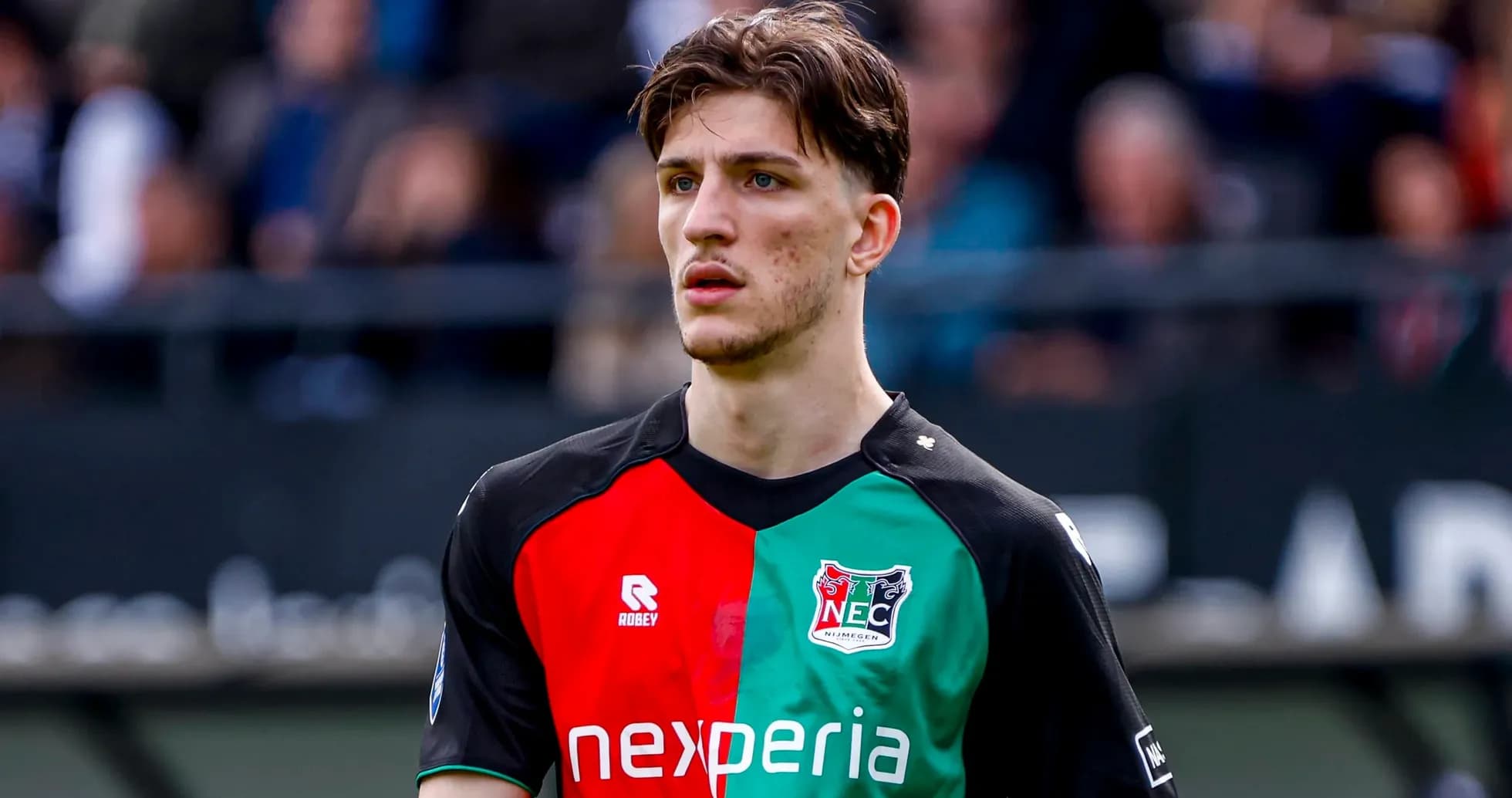 Jugador del NEC Nijmegen en el campo de juego Jugador del NEC Nijmegen en el campo de juego
