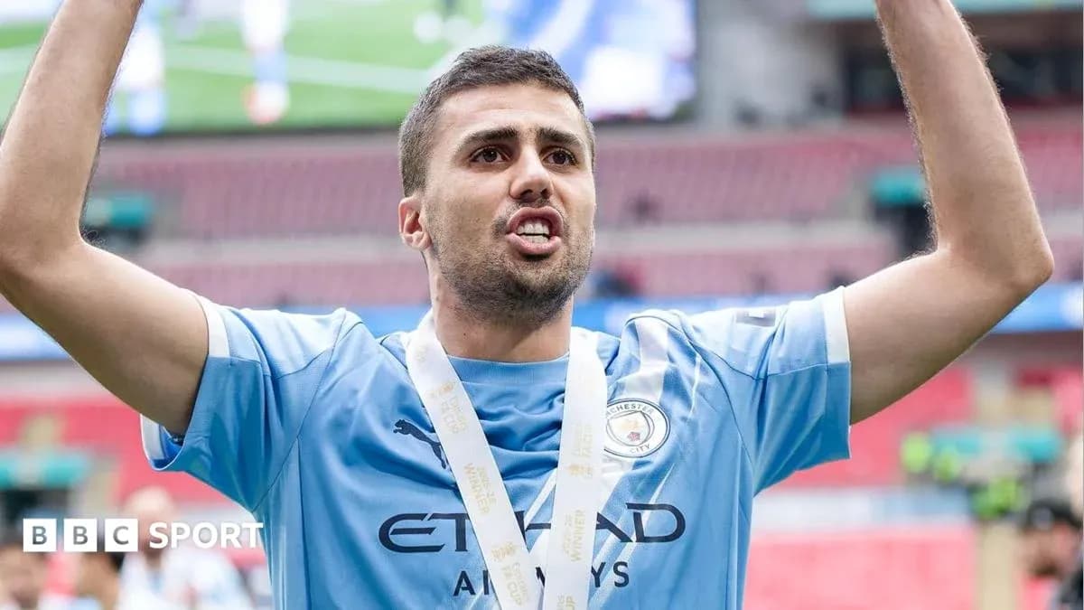 Jugador de Manchester City levantando un trofeo Jugador de Manchester City levantando un trofeo
