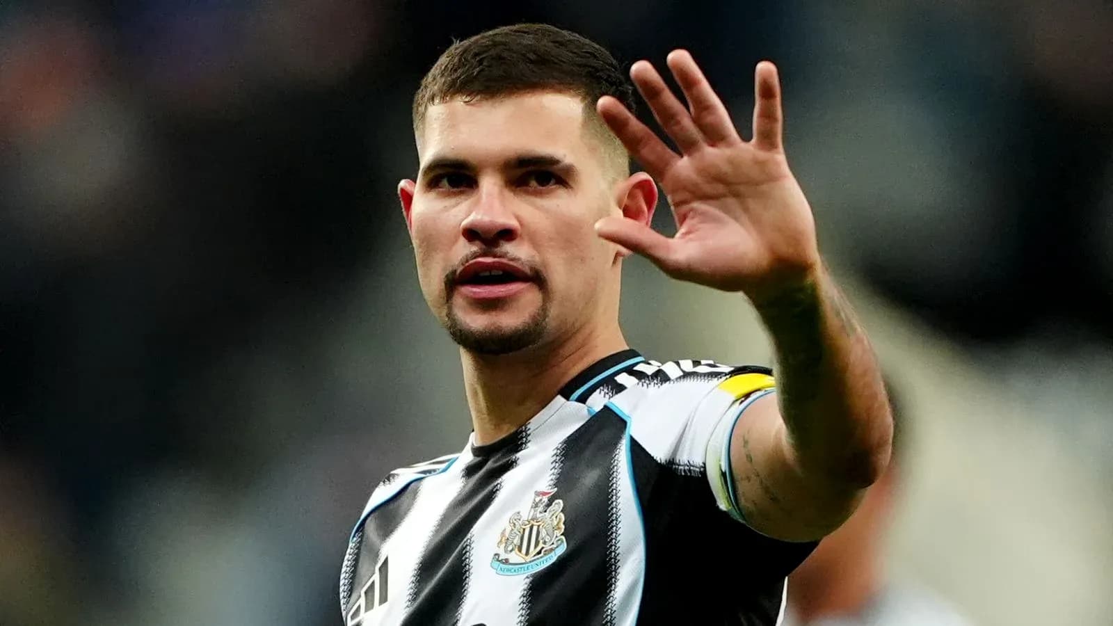Jugador de Newcastle saludando a la afición Jugador de Newcastle saludando a la afición