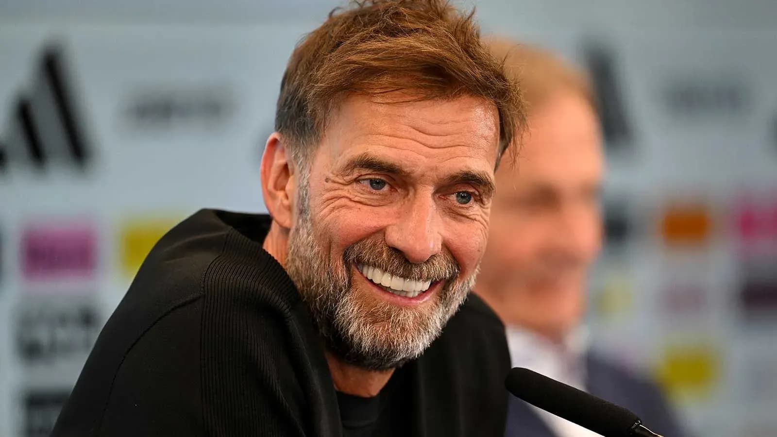 Entrenador sonriendo durante una conferencia de prensa Entrenador sonriendo durante una conferencia de prensa